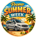 Pubblicità promozionale per la Settimana Estiva con un minivan argentato su una spiaggia tropicale, palme e cielo soleggiato.