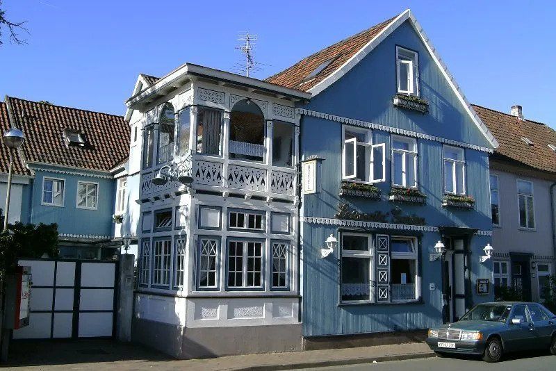 Ein blaues Haus mit einem davor geparkten Auto