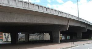Un puente sobre una calle con un cielo azul de fondo.