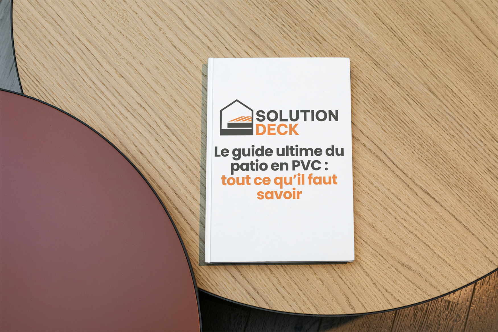 Un guide sous forme de livre sur table en bois