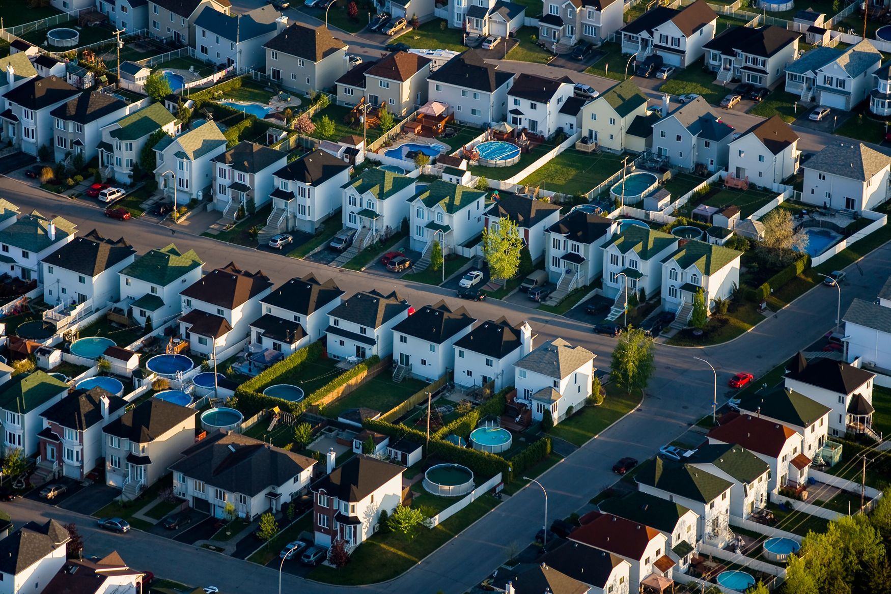 Vue aérienne d'un quartier résidentiel à Laval au Québec avec beaucoup de maisons
