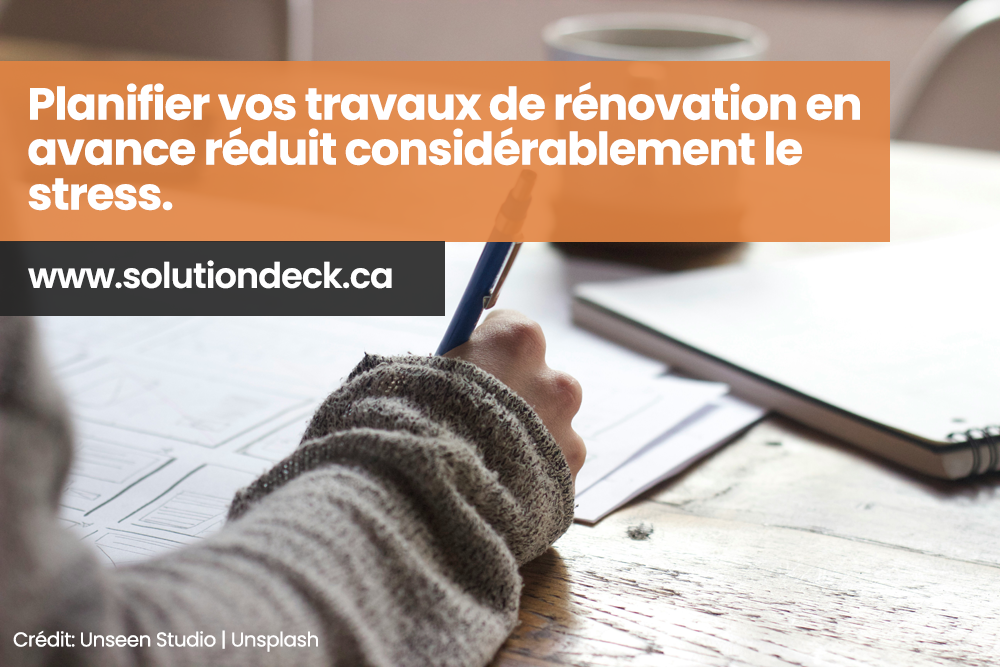 personne qui planifie ses travaux de rénovation de patio