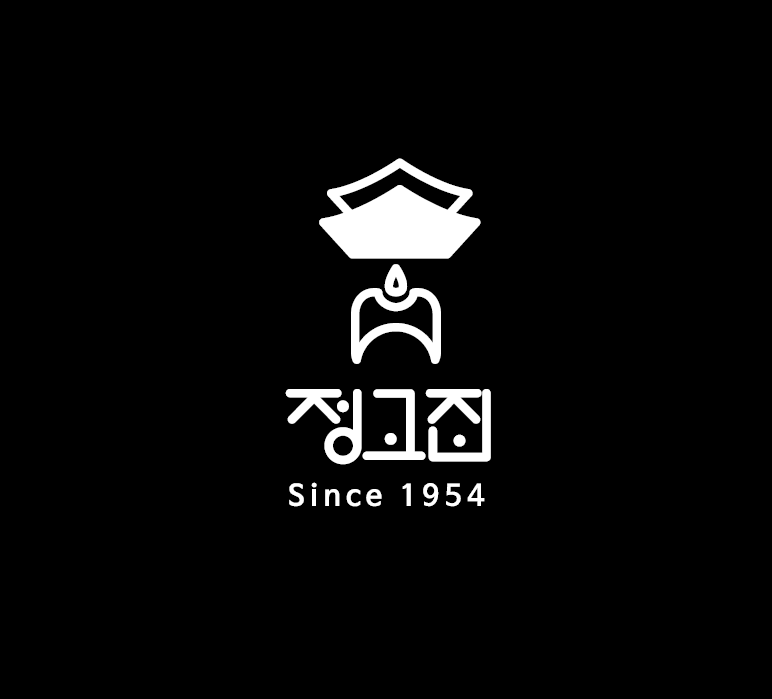 검은색 배경에 흰색 로고; 한글, 촛불, 그리고 전통 지붕 모양. 아래에 