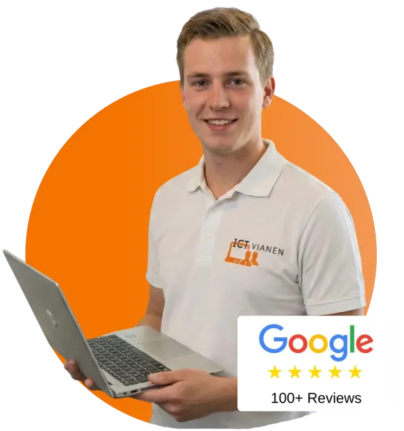 Een lachende man met een laptop in zijn hand, gekleed in een wit shirt met logo, tegen een oranje achtergrond. Google-recensies, 5 sterren, meer dan 100 recensies.