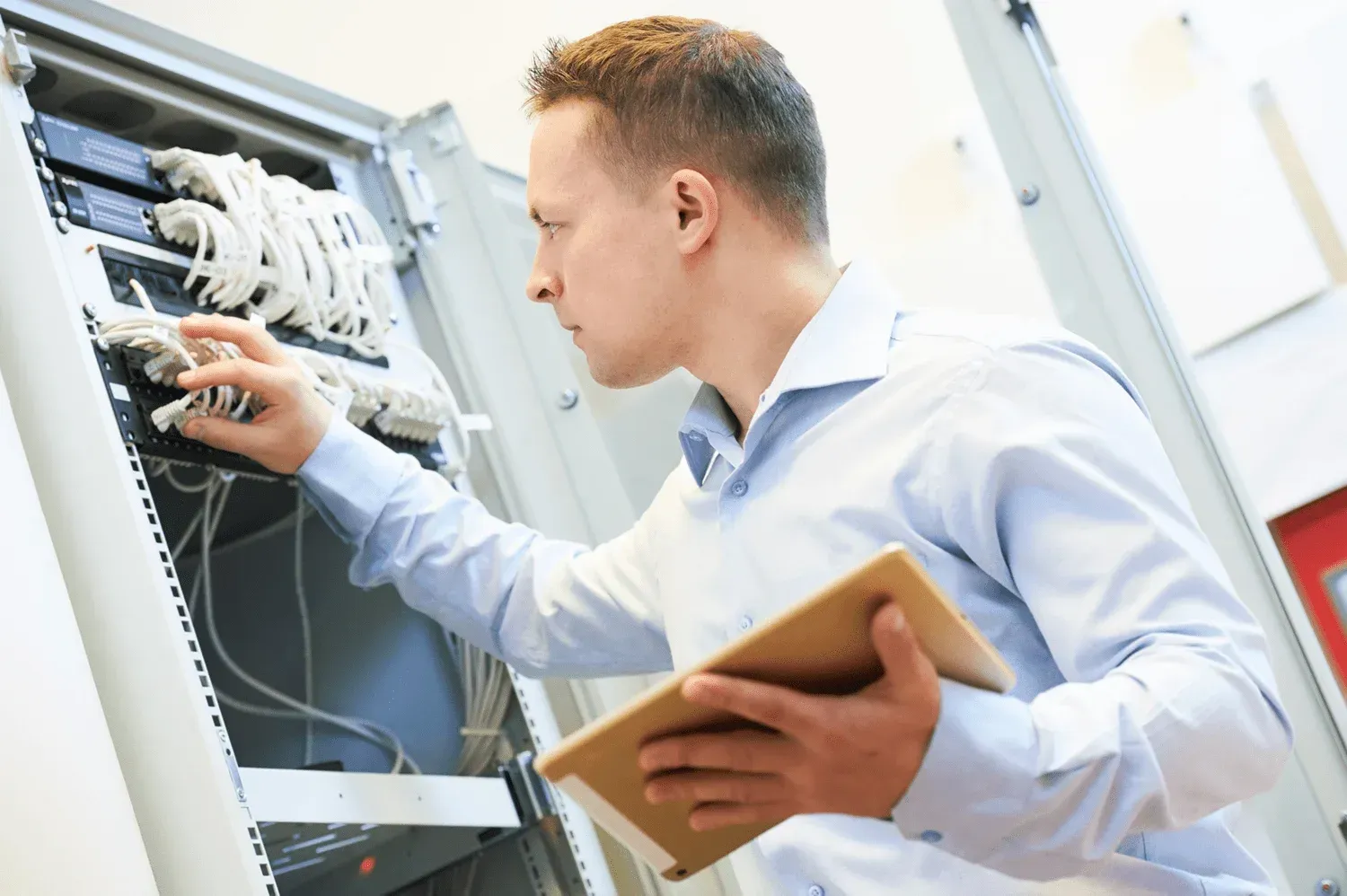 Medewerker ICT Vianen kijkt in netwerk kast
