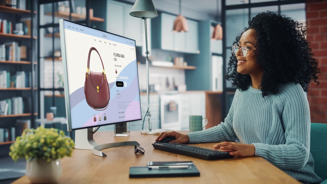 vrouw kijkt naar website laten maken