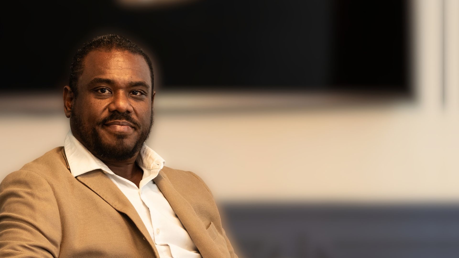 Carlos Humberto, cofundador e CEO da Diaspora.Black, reconhecido entre os 100+ Poderosos do Turismo