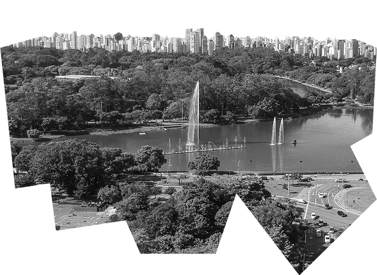 Uma foto em preto e branco de um lago com uma fonte no meio