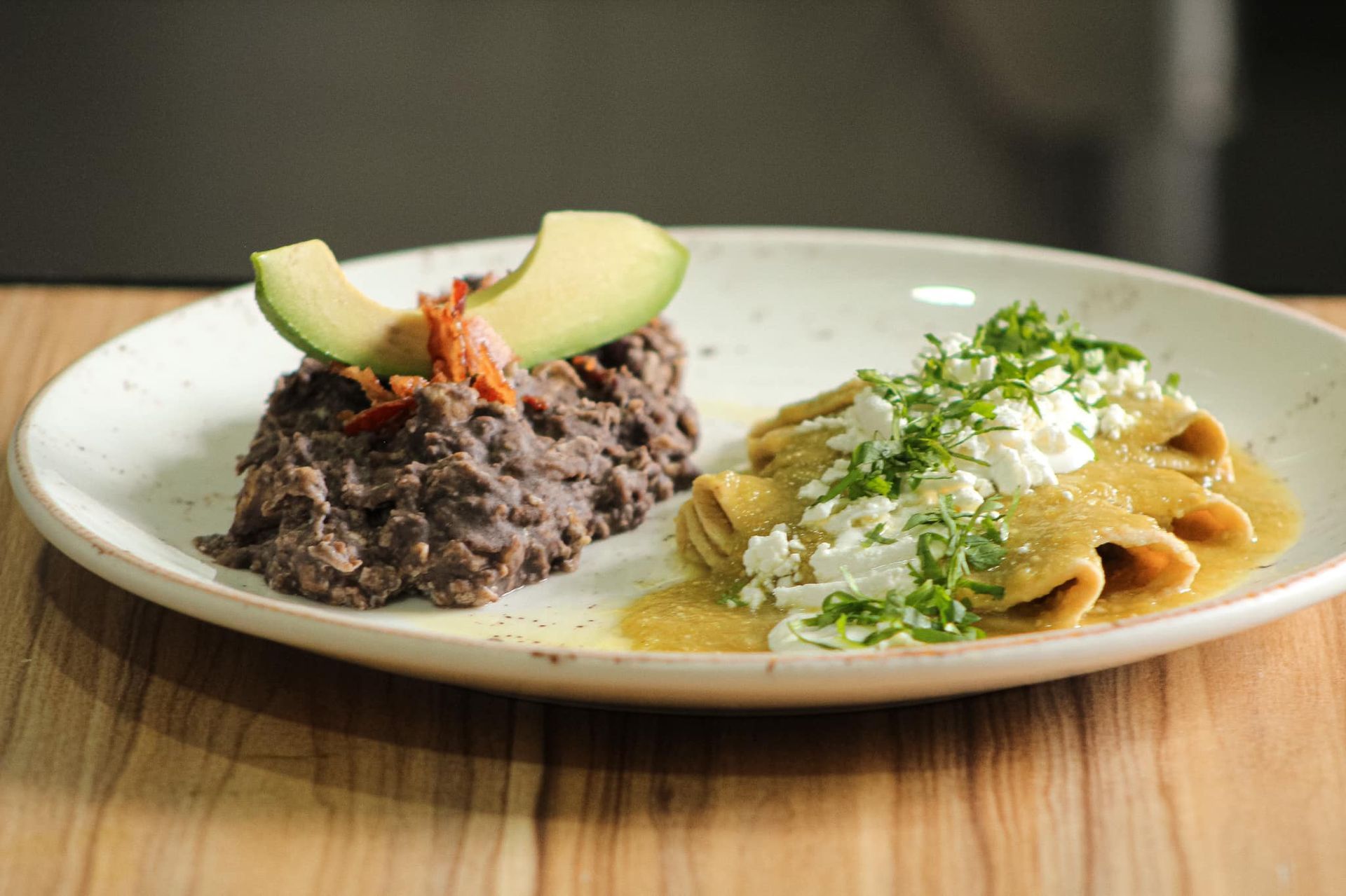 Dos platos gourmet emplatados: arroz integral con rodajas de manzana y pasta con queso y hierbas aromáticas.