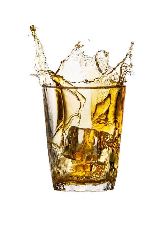 Vaso de whisky ámbar con cubitos de hielo salpicando sobre un fondo blanco.