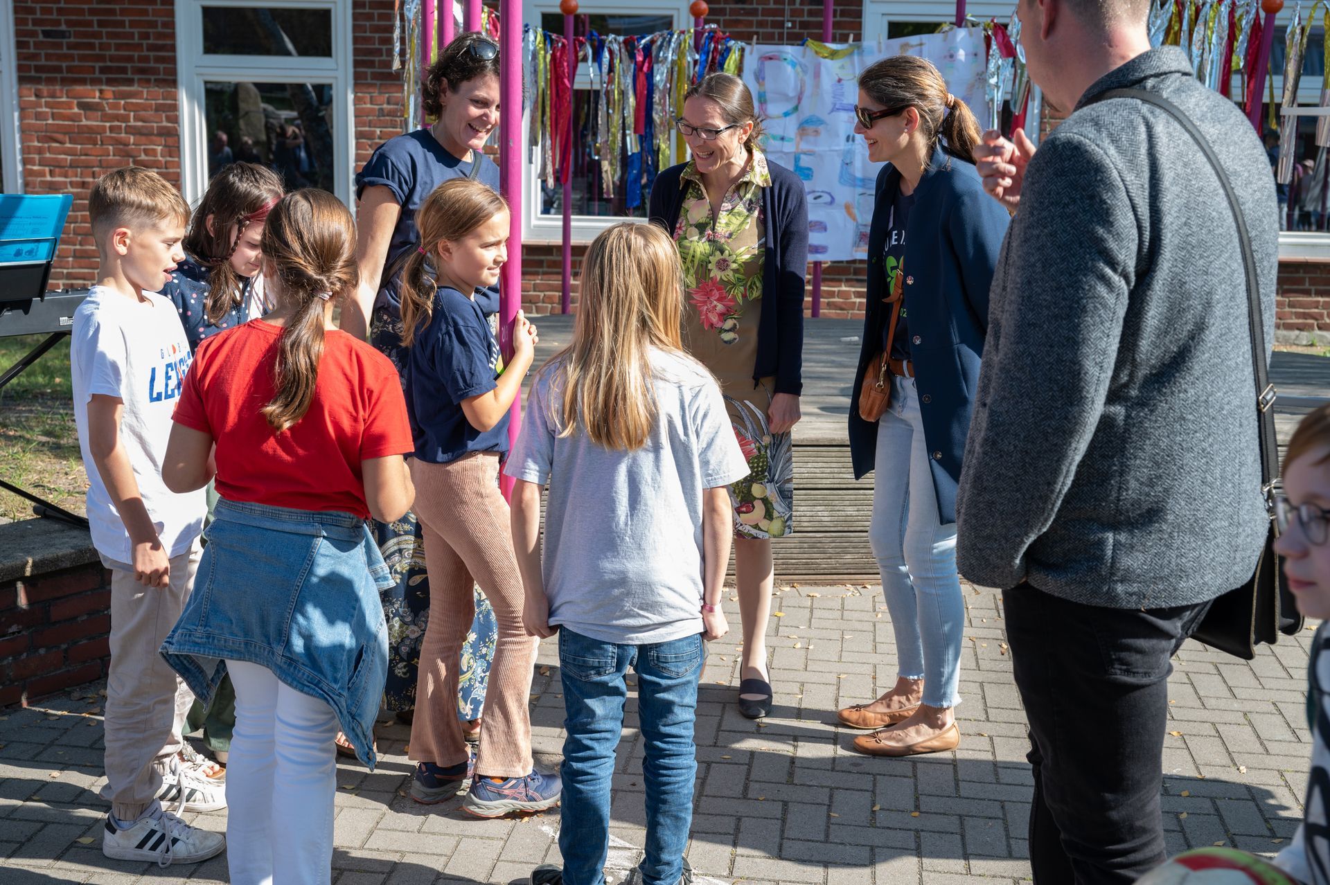 Die Hanburger Schulsenatorin Ksenija Bekeris wird von Kindern der Schule Iserbrook zum Rundgang über das Schulgelände eingeladen.