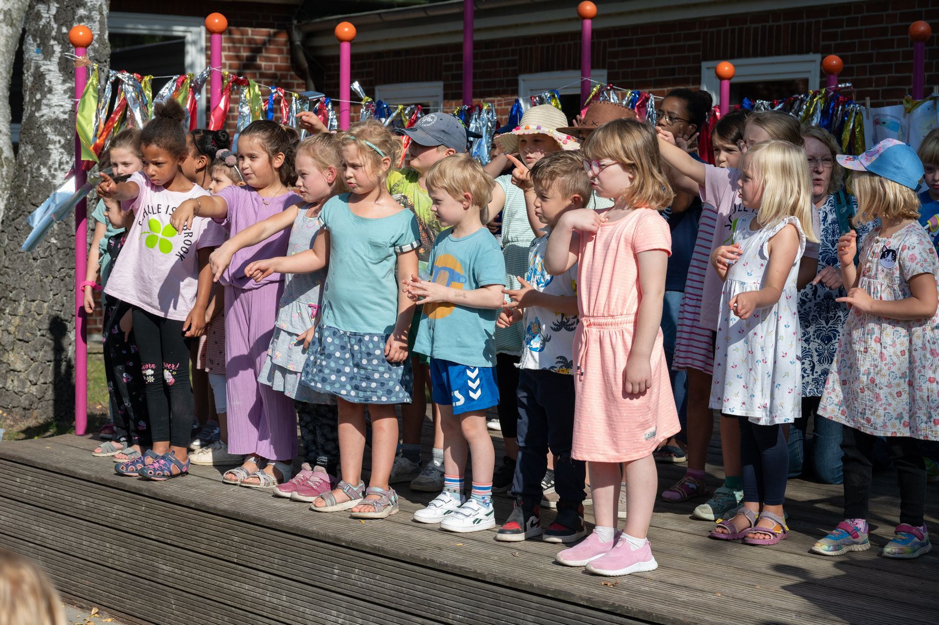 Kinder der Schule Iserbrook singen das Schullied zum 75. Jubiläum.