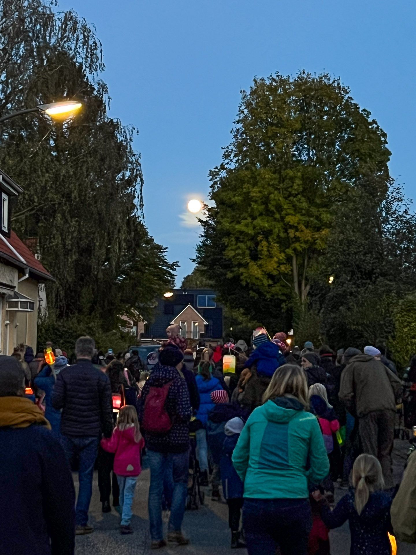 Der Rundgang beim Laternenfest der der Schule Iserbrook