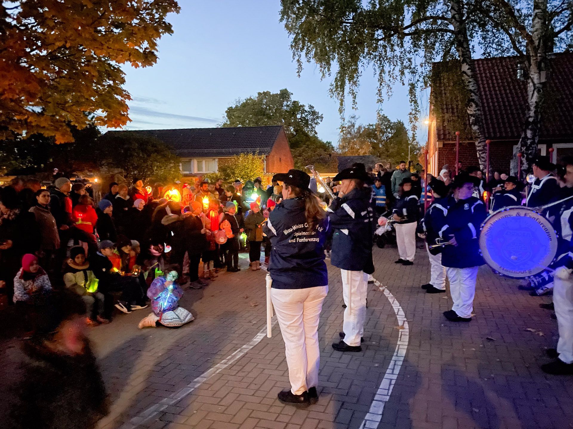 Ein Spielmannszug spielt beim Laternenfest der Schule Iserbrook