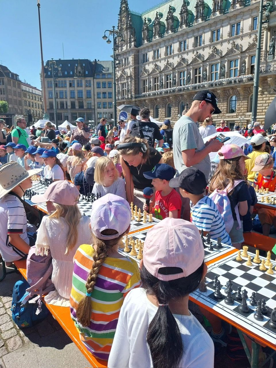Schüler beim Alsterufer-Schulschachturnier 2024 auf dem Hamburger Rathausmarkt