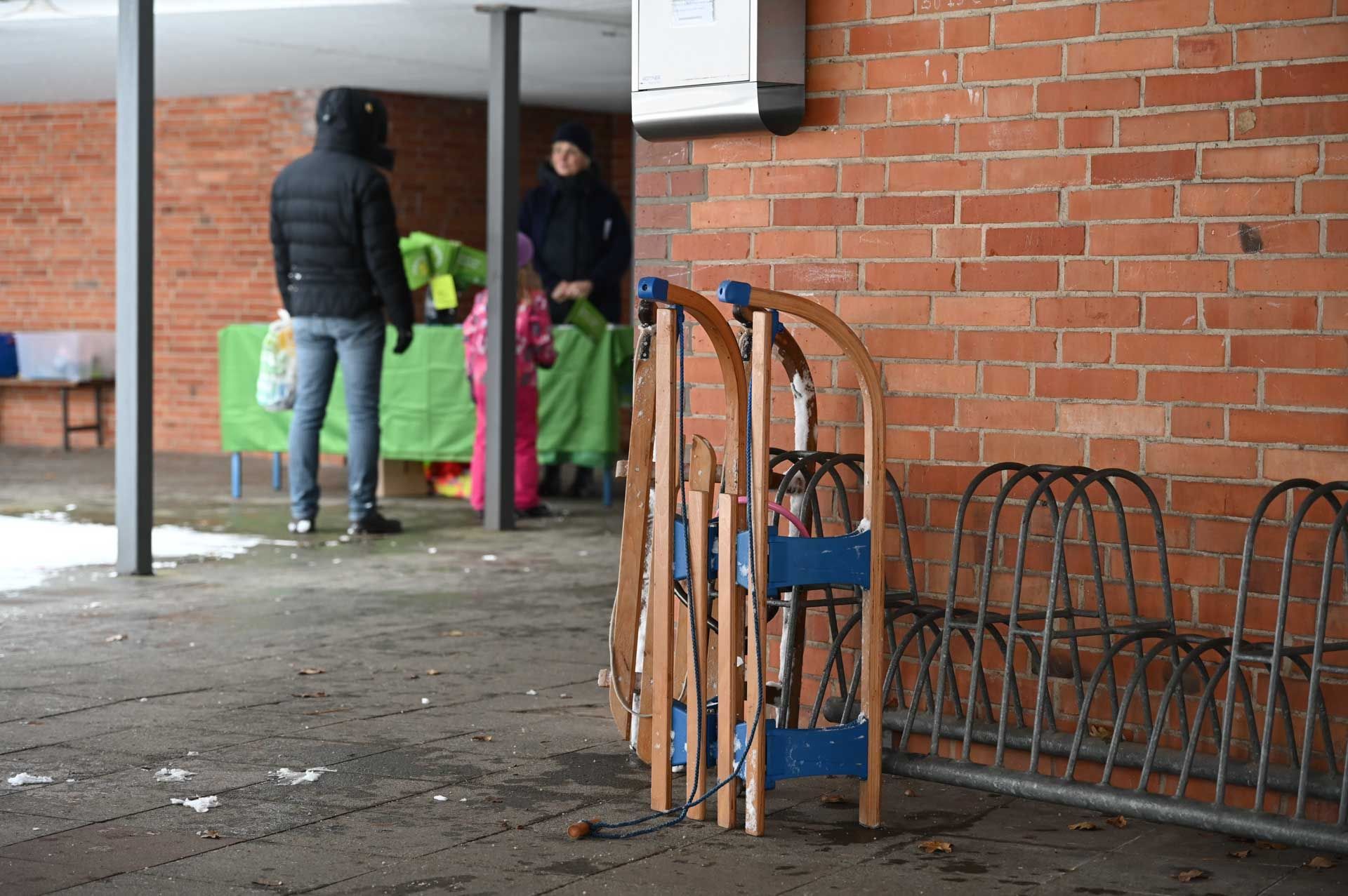 Ein Schlitten wartet am Eingang der Schule Iserbrook Ein Schlitten wartet am Eingang der Schule Iserbrook