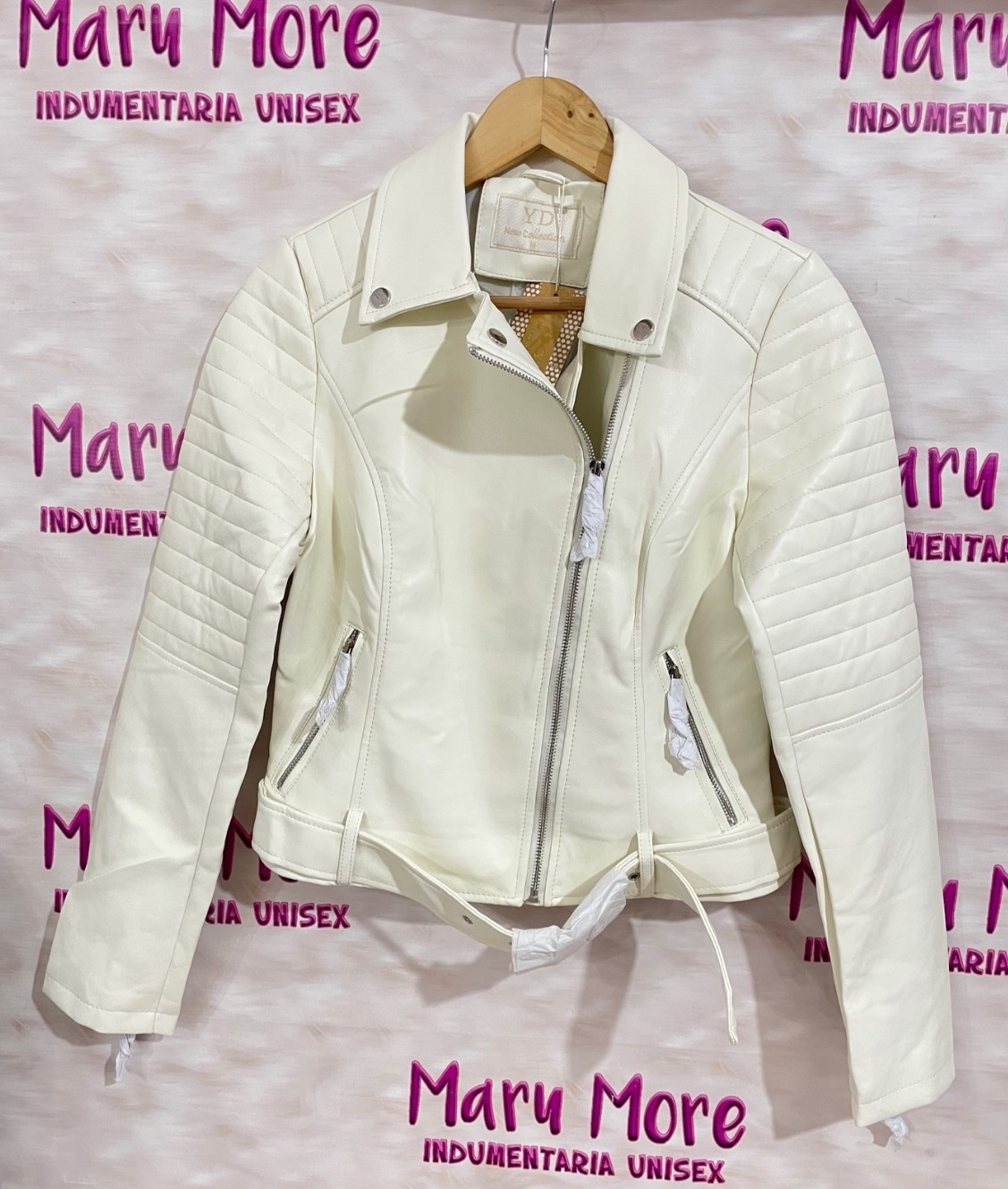 Una chaqueta de cuero blanca está colgada en una percha.