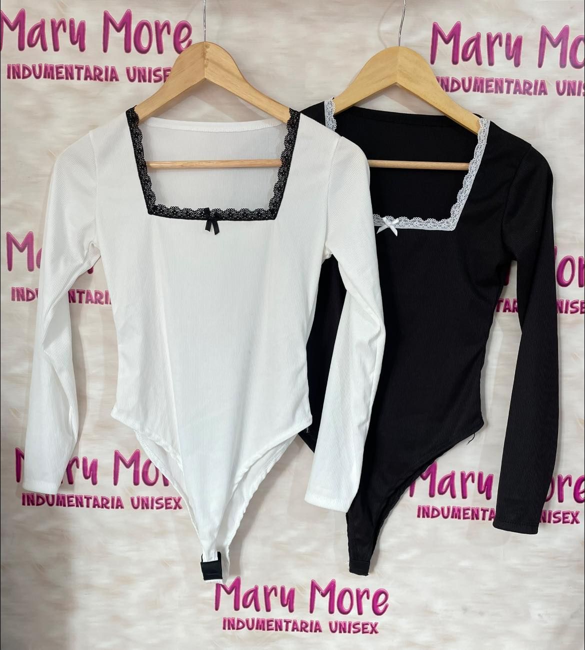 Un body blanco y negro de Mary More