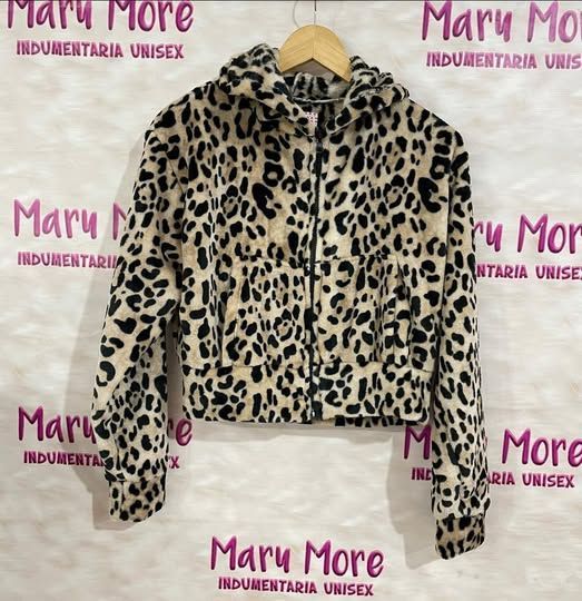 Una chaqueta con estampado de leopardo está colgada en una percha.