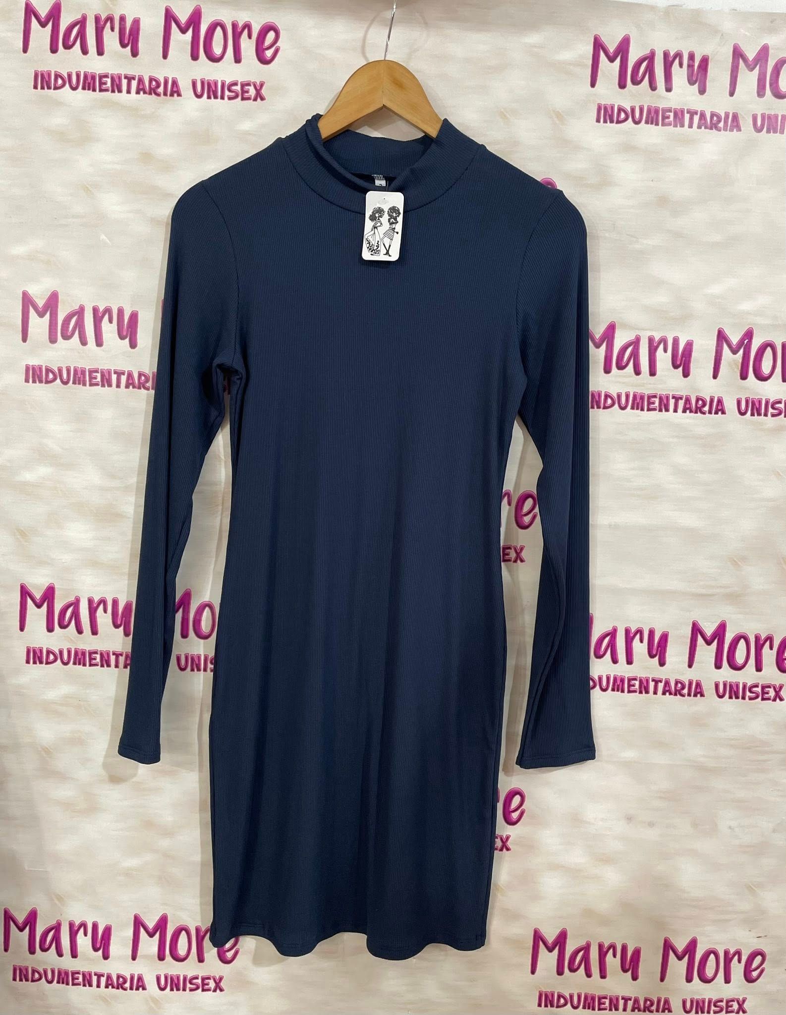 Un vestido azul con mangas largas está colgado en una percha.
