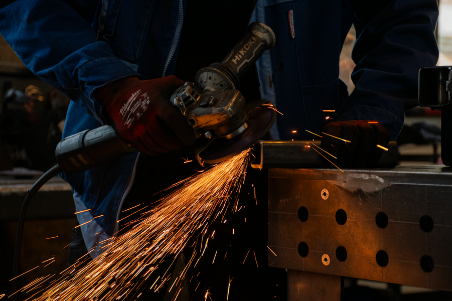 Operaio al lavoro su lamiera con macchinario CNC