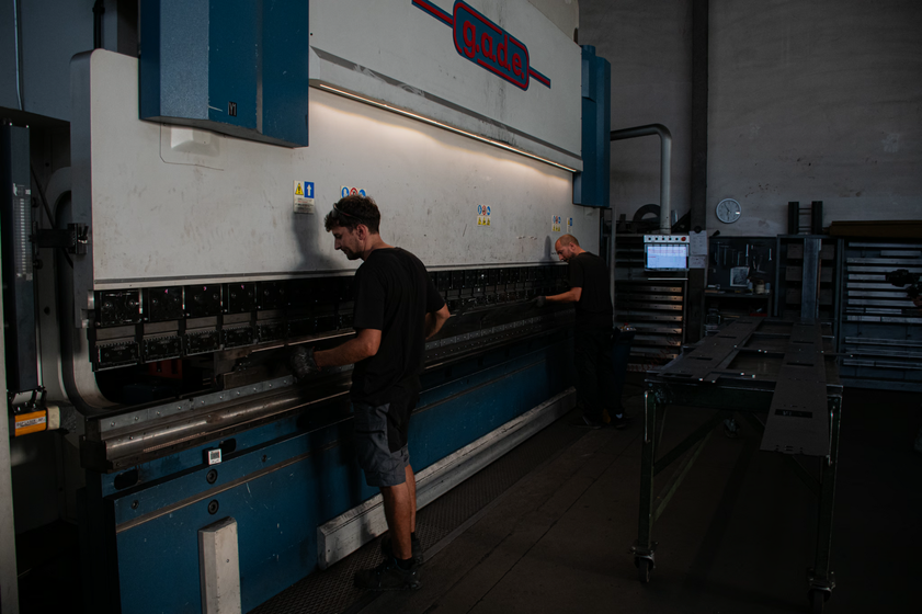 Presso-piegatura CNC in azione