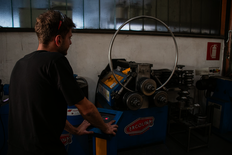 Tubi curvati su piegatubi CNC