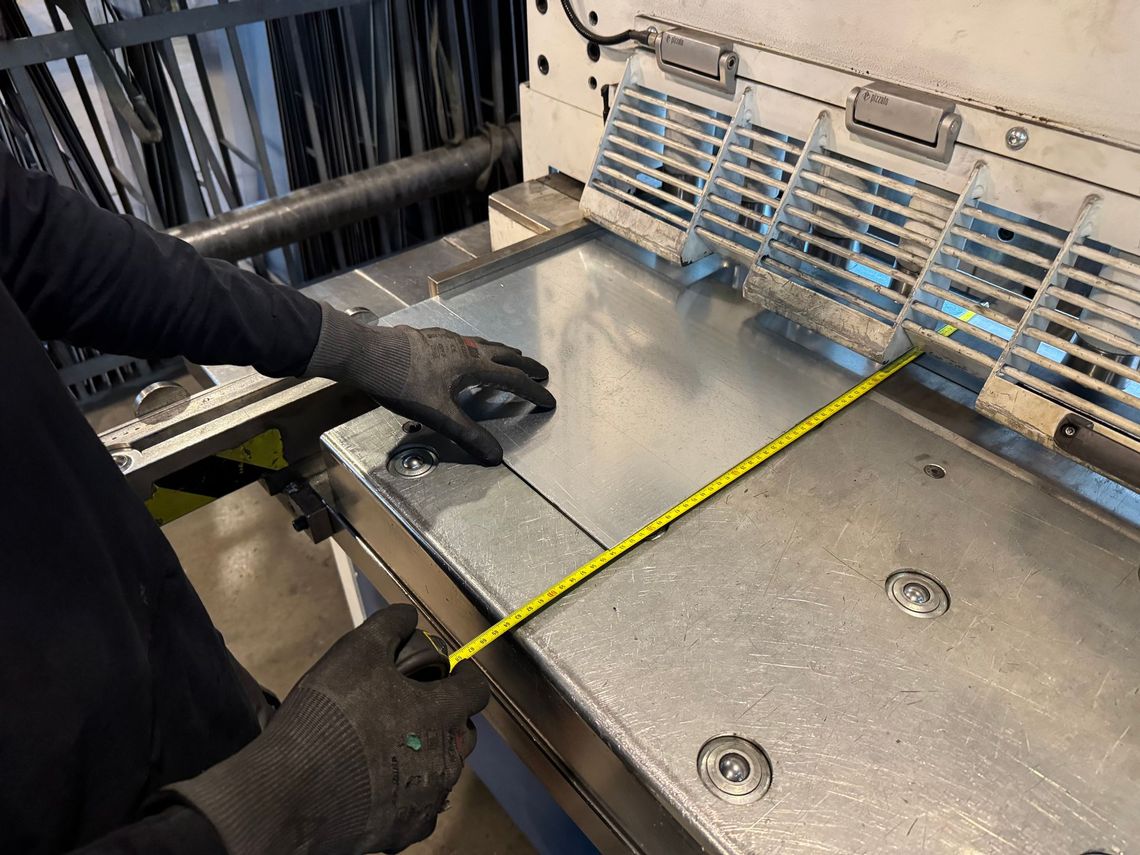 Cesoia CNC in funzione su lamiera