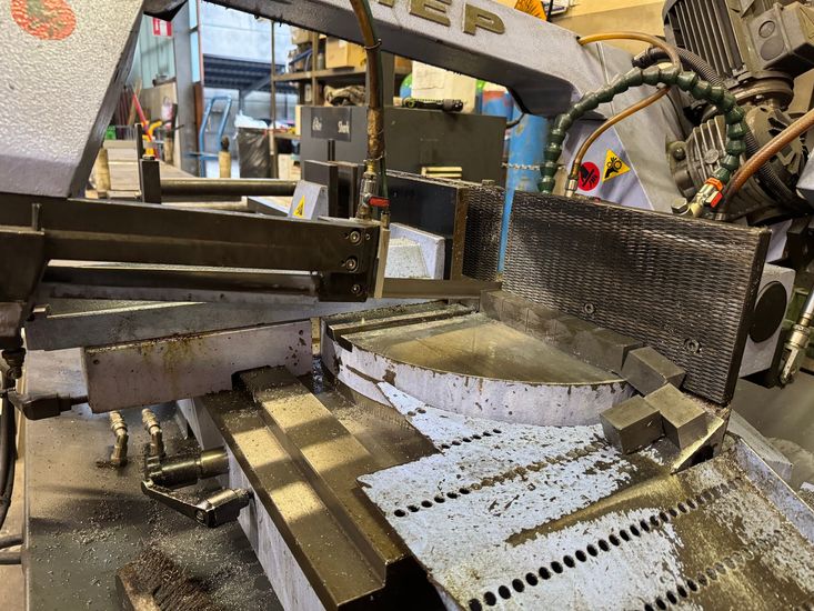 Segatrice a nastro CNC su barre d'acciaio