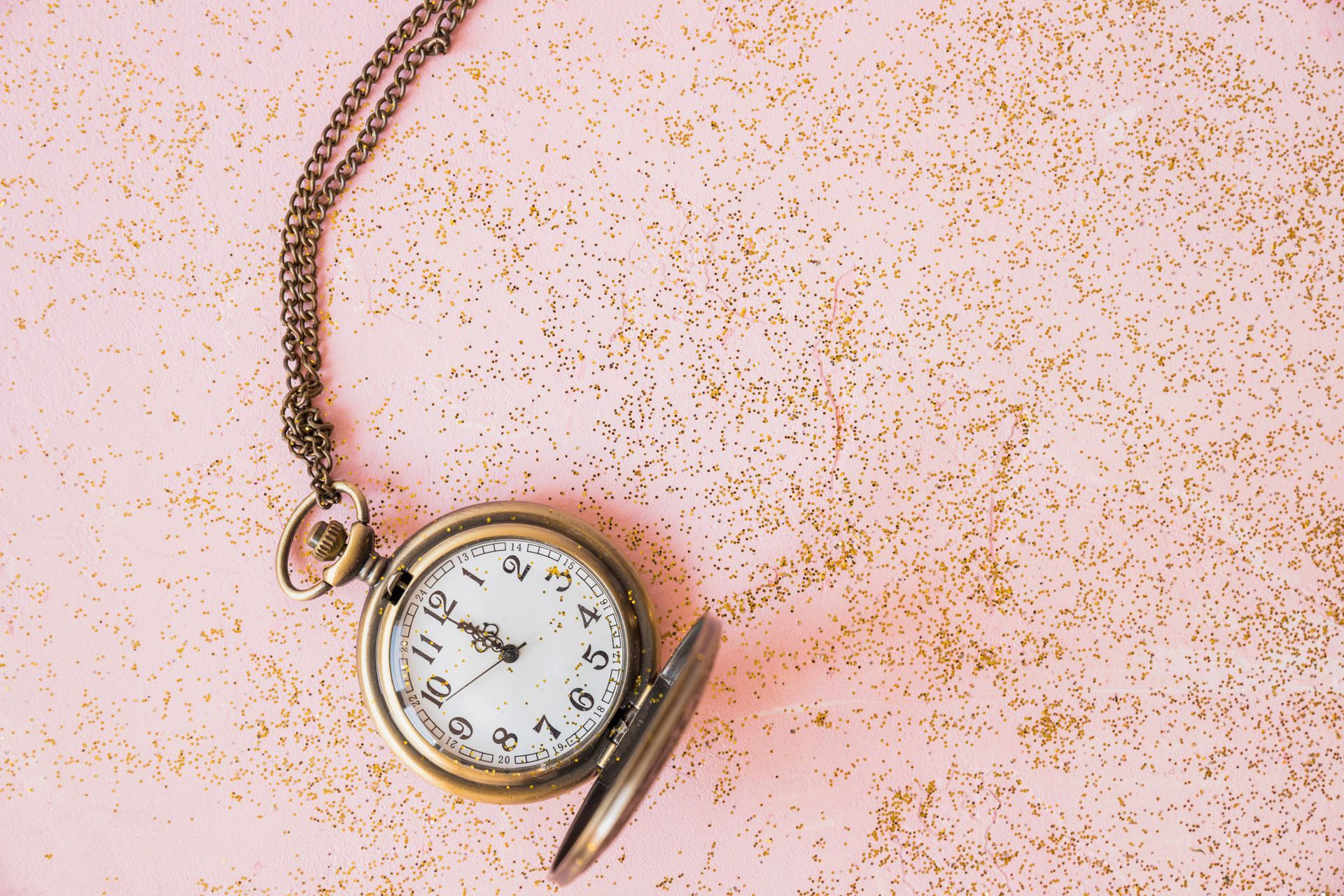 Afbeelding van een zakhorloge dat werkgeluk symboliseert.