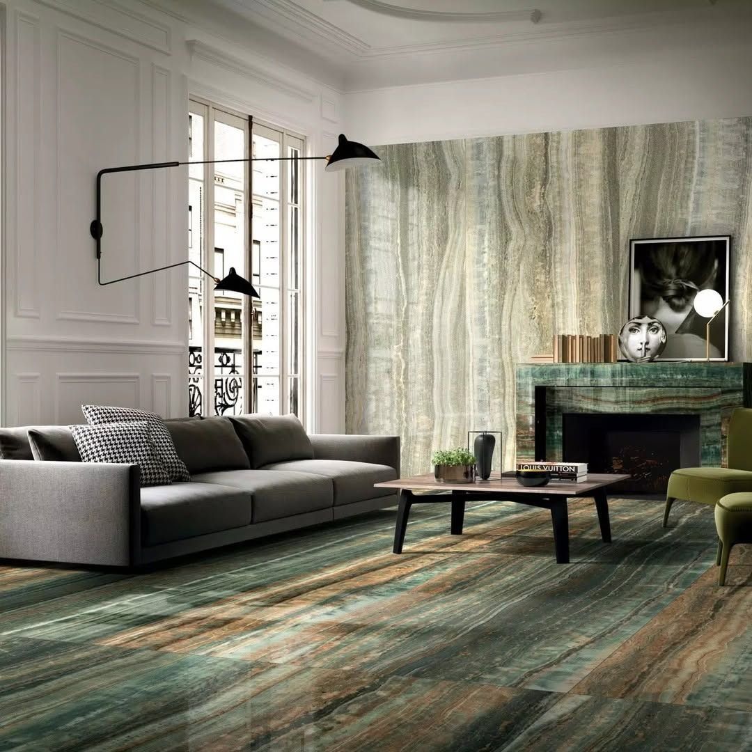 Soggiorno moderno con divano grigio, tappeto color verde acqua, tavolino da caffè in legno e camino con specchio.