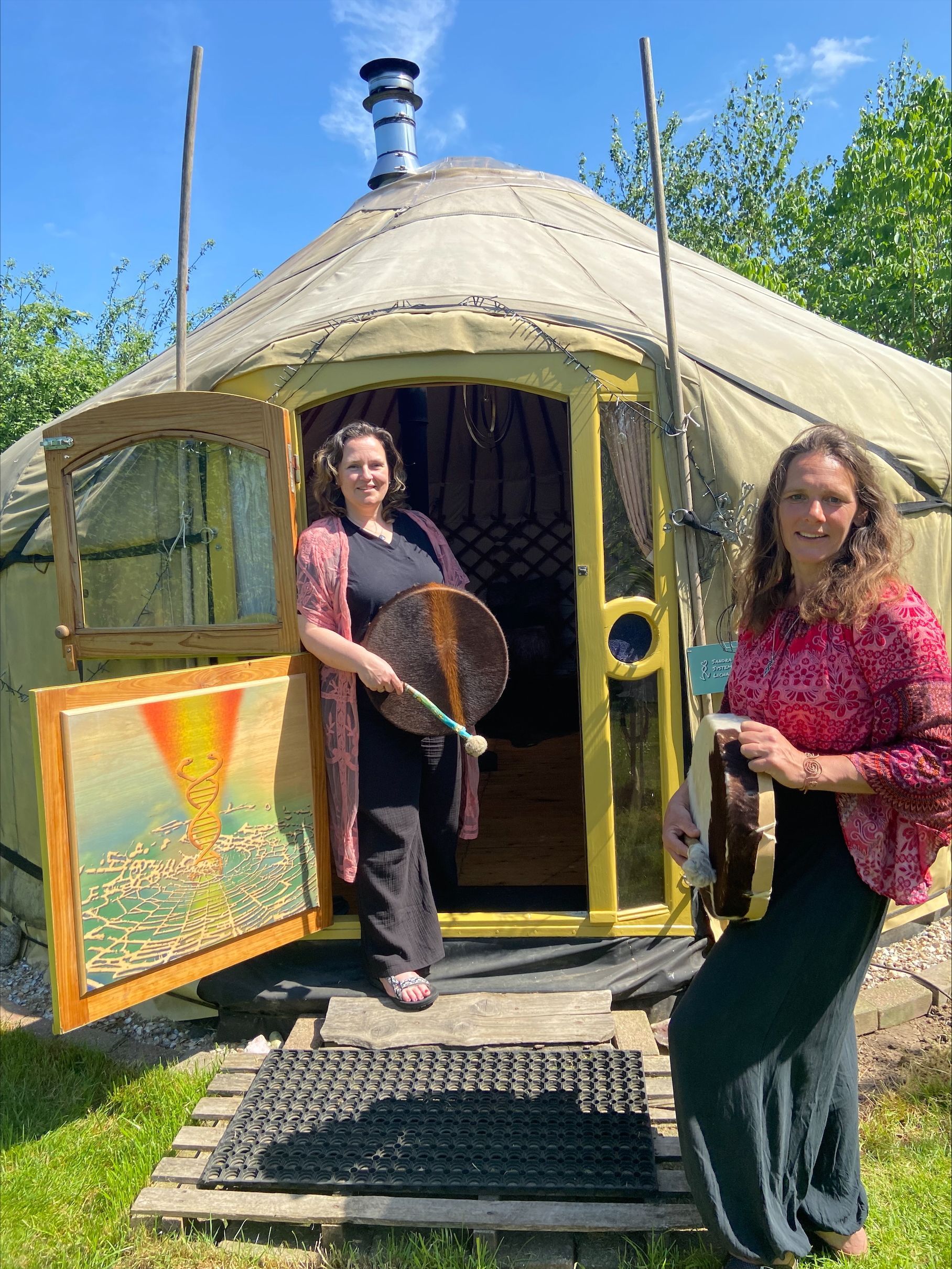 yurt met twee vrouwen met drum
