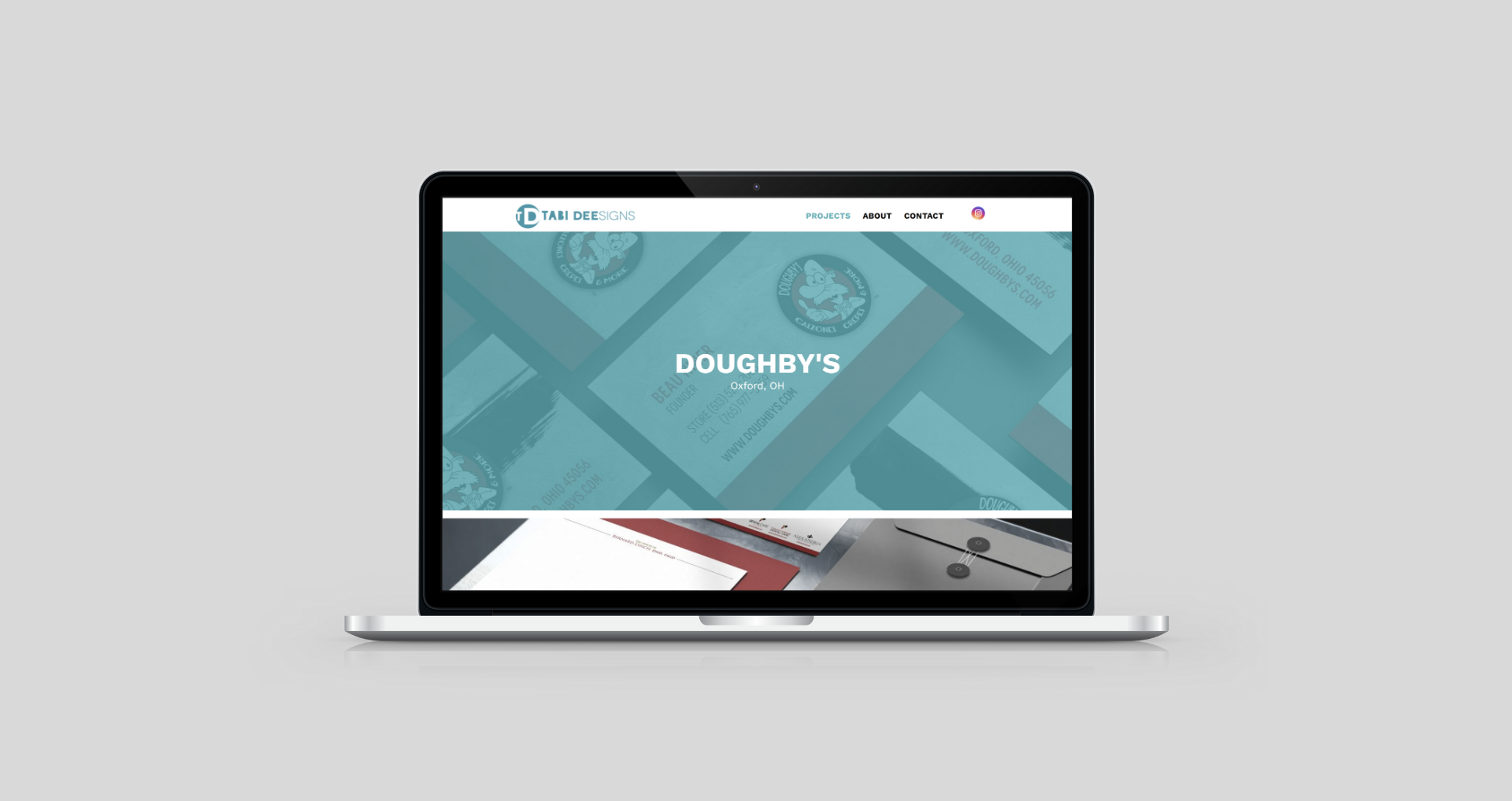 Laptop displaying the website of Tabi DEEsigns