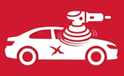 Auto bianca con un'icona rossa di riparazione del motore sopra, su sfondo rosso.