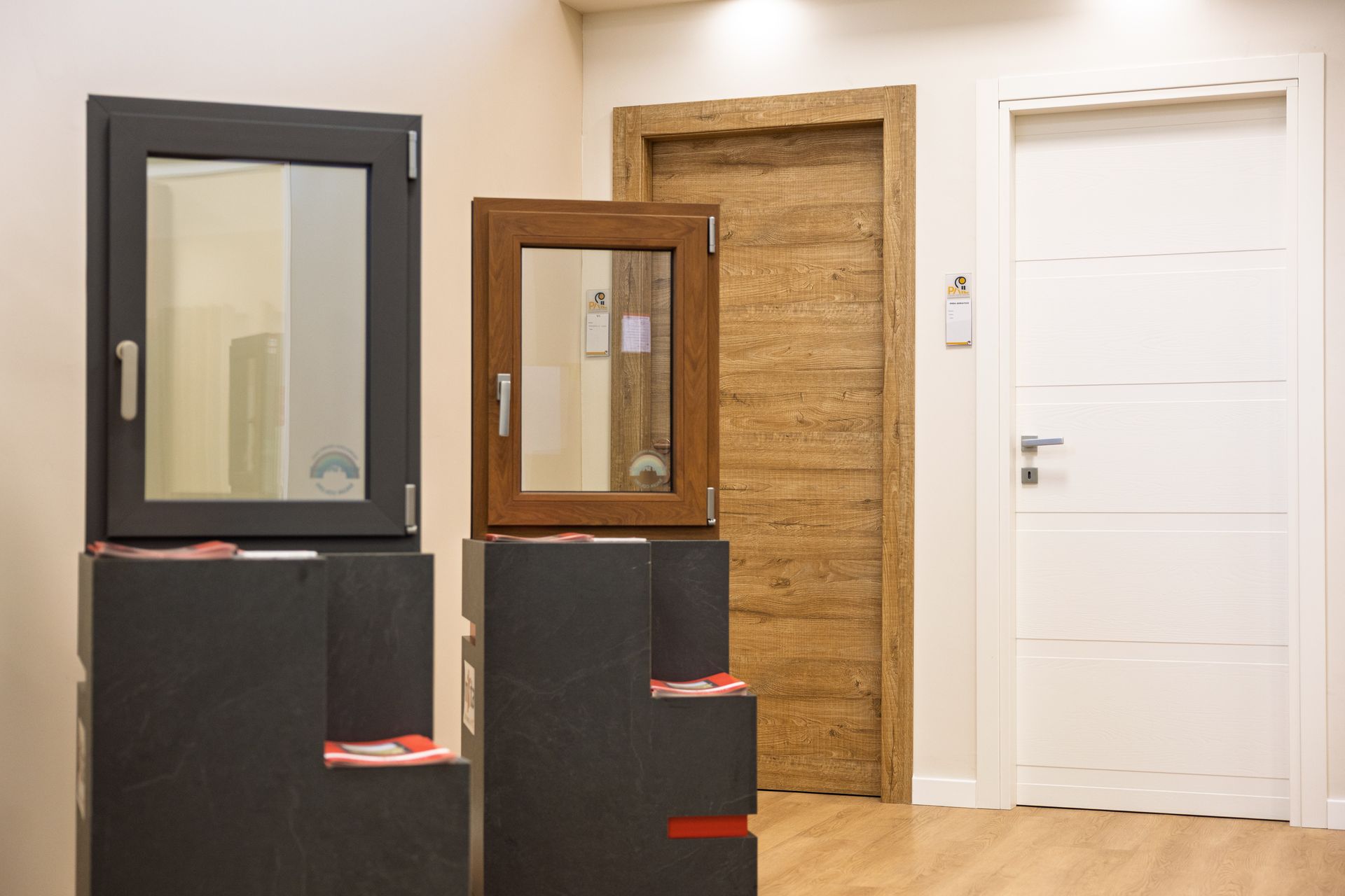 Esposizione di campioni infissi e porte