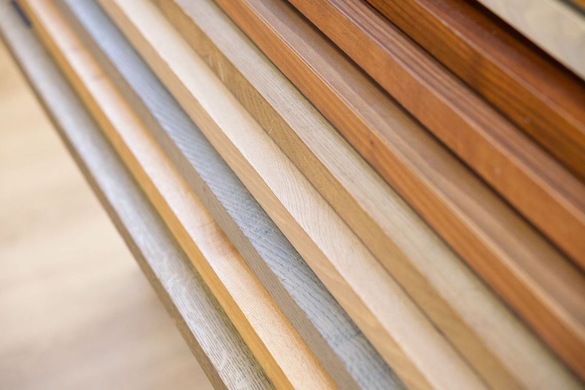 Listelli di legno sovrapposti in tonalità naturali chiare e scure
