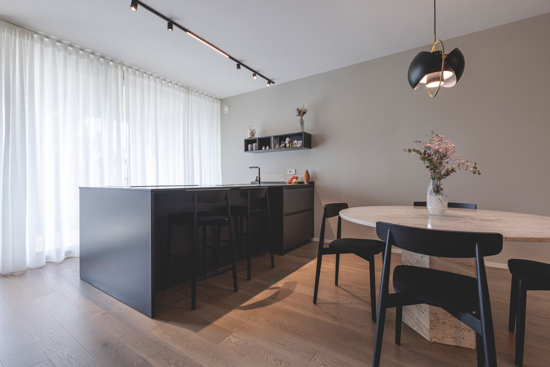 Sala da pranzo moderna con parquet