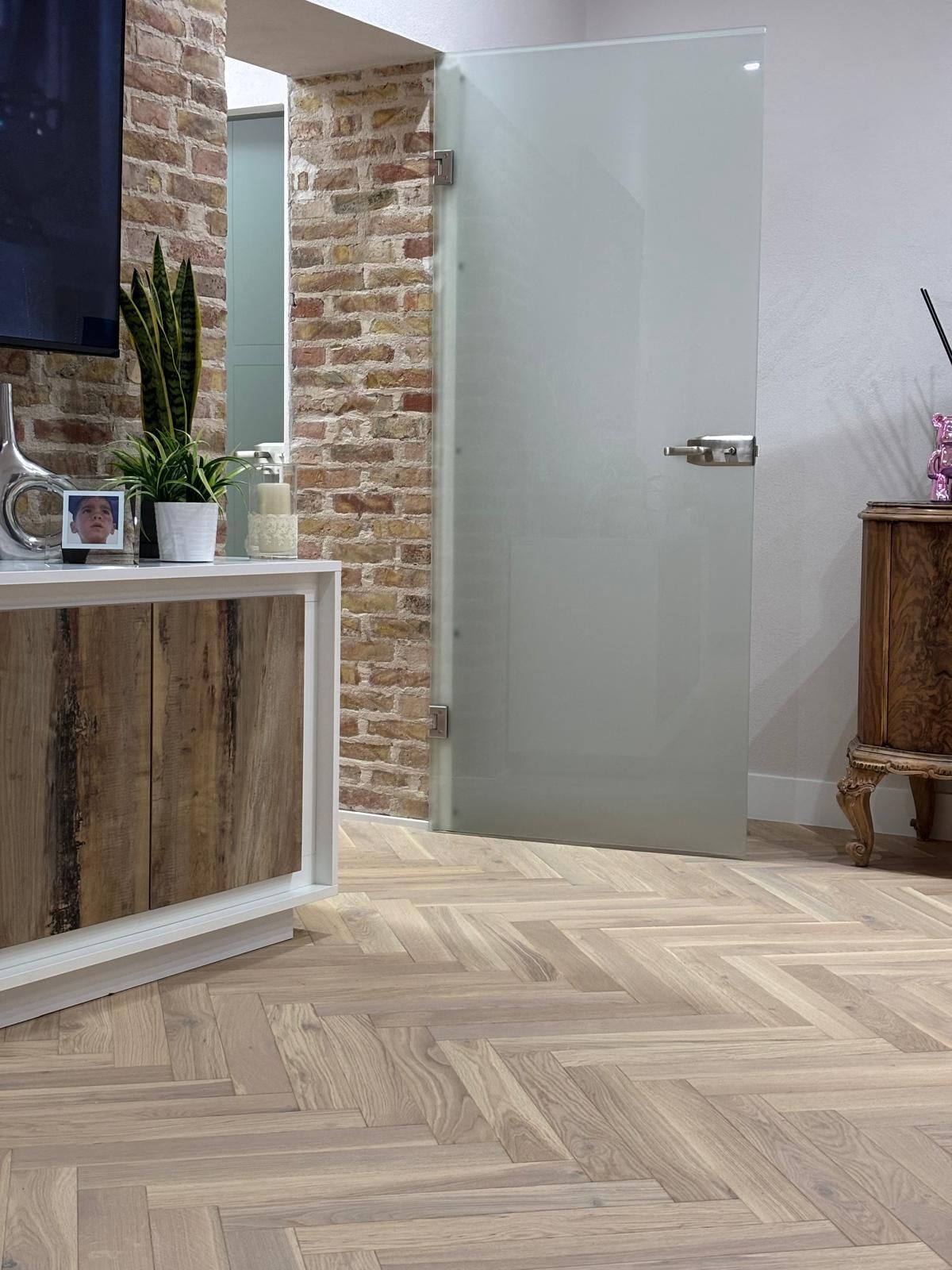 Interni moderni con pavimento in legno a spina di pesce