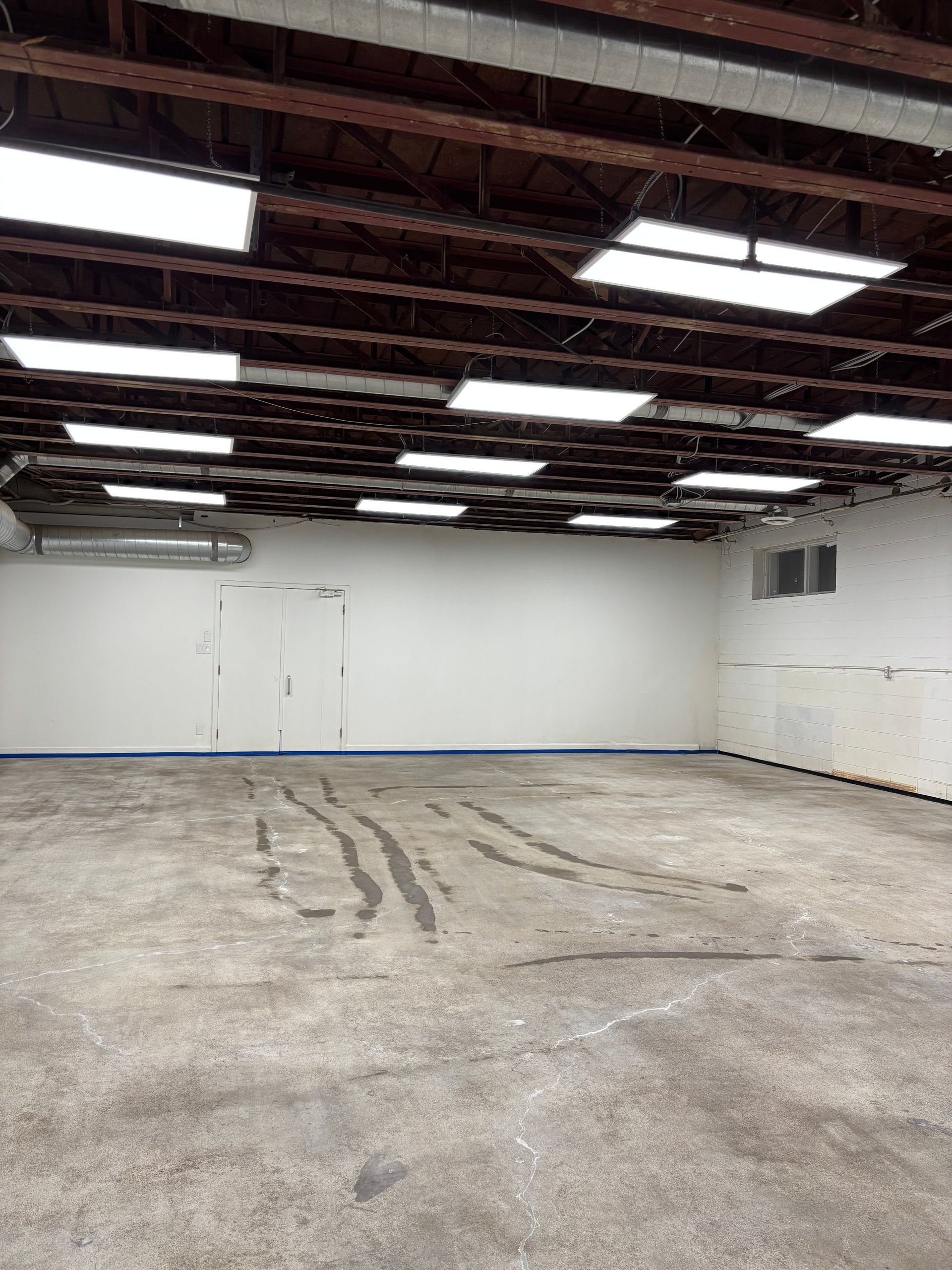 A large empty room with a lot of lights on the ceiling.
