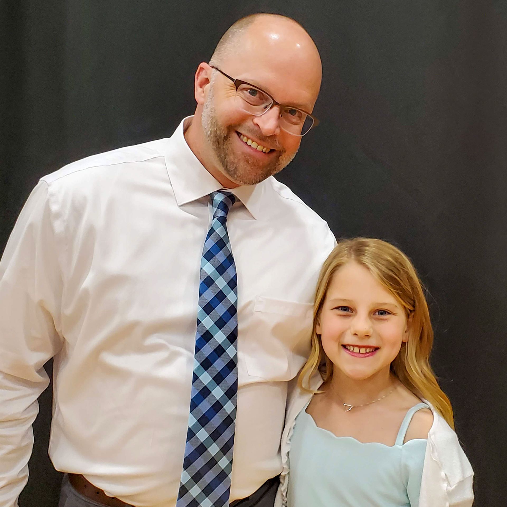 Advantage Matt Bruins and a little girl are posing for a picture.