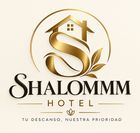 Logotipo dorado del hotel Shalommm, con una casa estilizada y el eslogan «Tu descanso, nuestra prioridad»