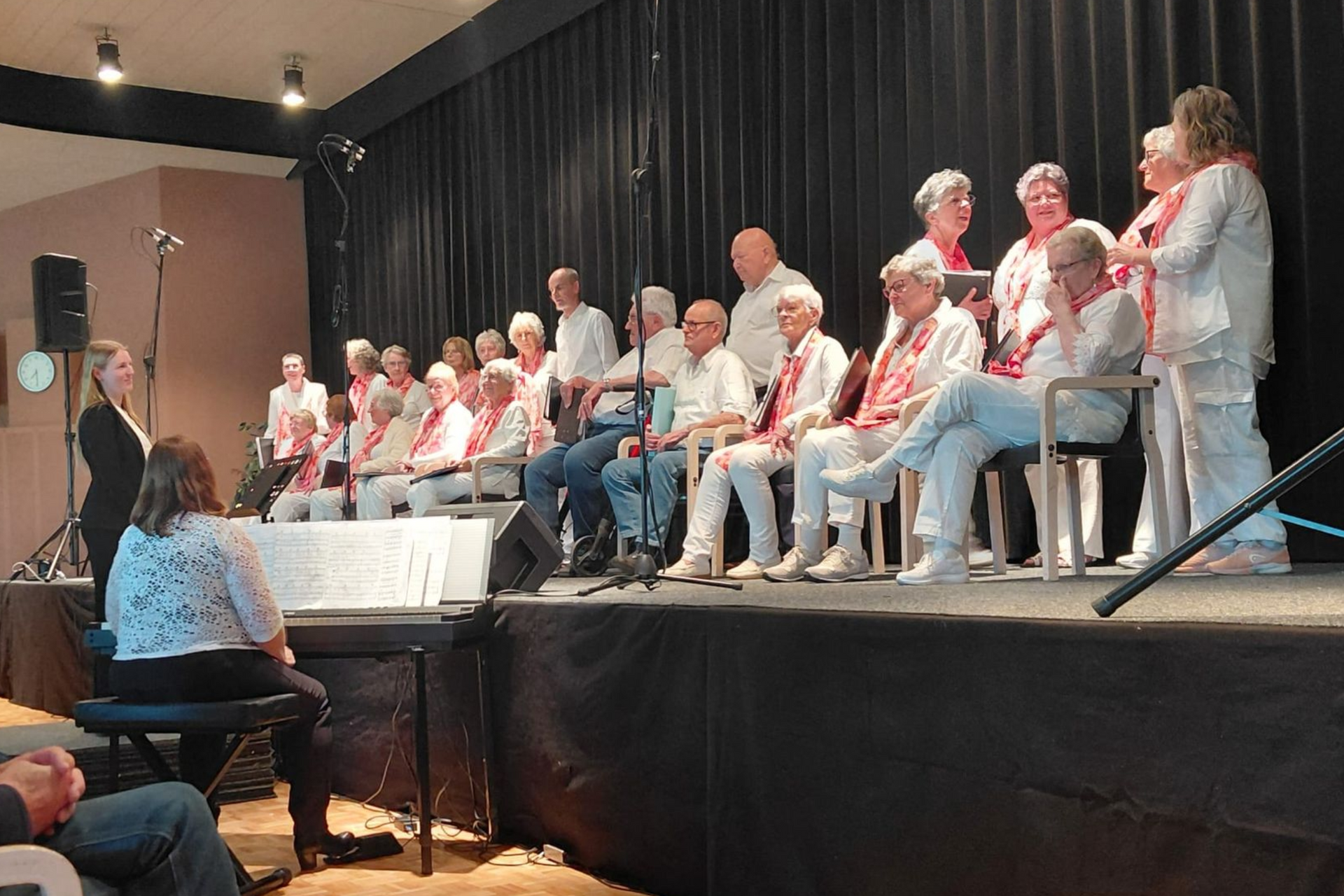 Zangvereniging Advendo op het podium tijdens Flakkees korenfestival