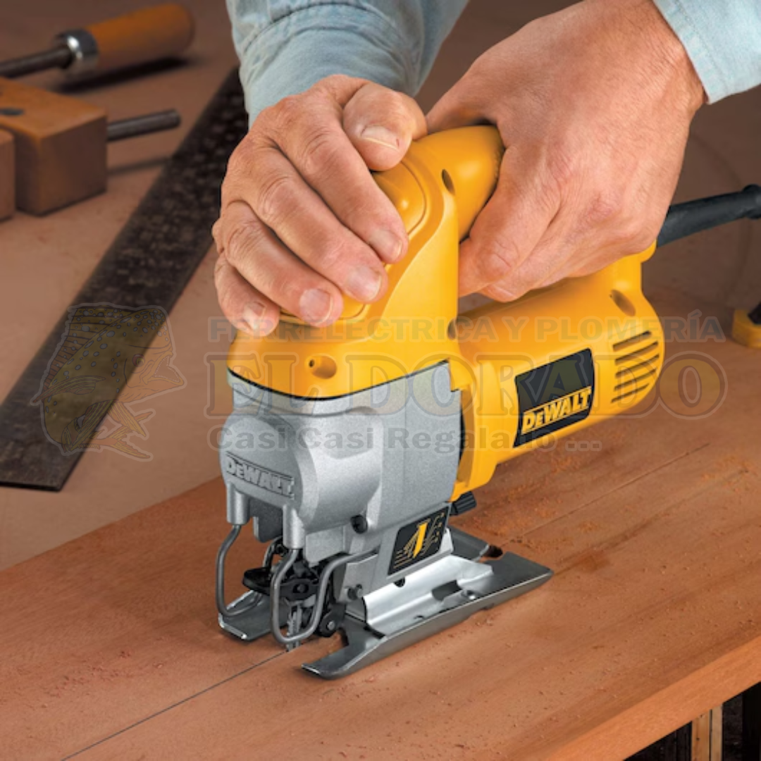 Sierra caladora 600 Watts con acción pendular DeWALT DWE317