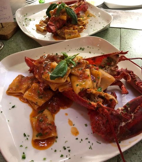 Un piatto di cibo con sopra un'aragosta