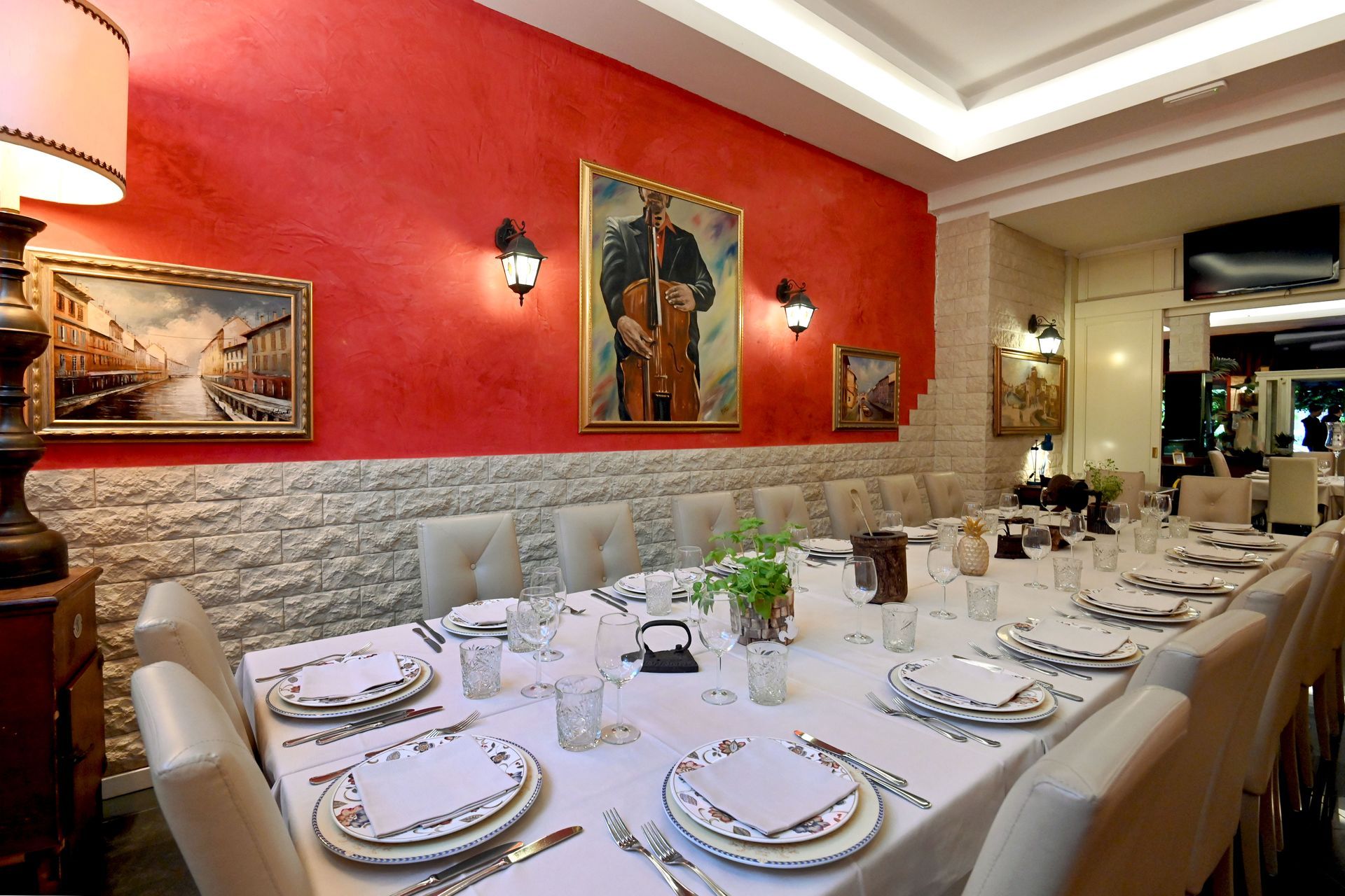 Un lungo tavolo in un ristorante con piatti e bicchieri sopra