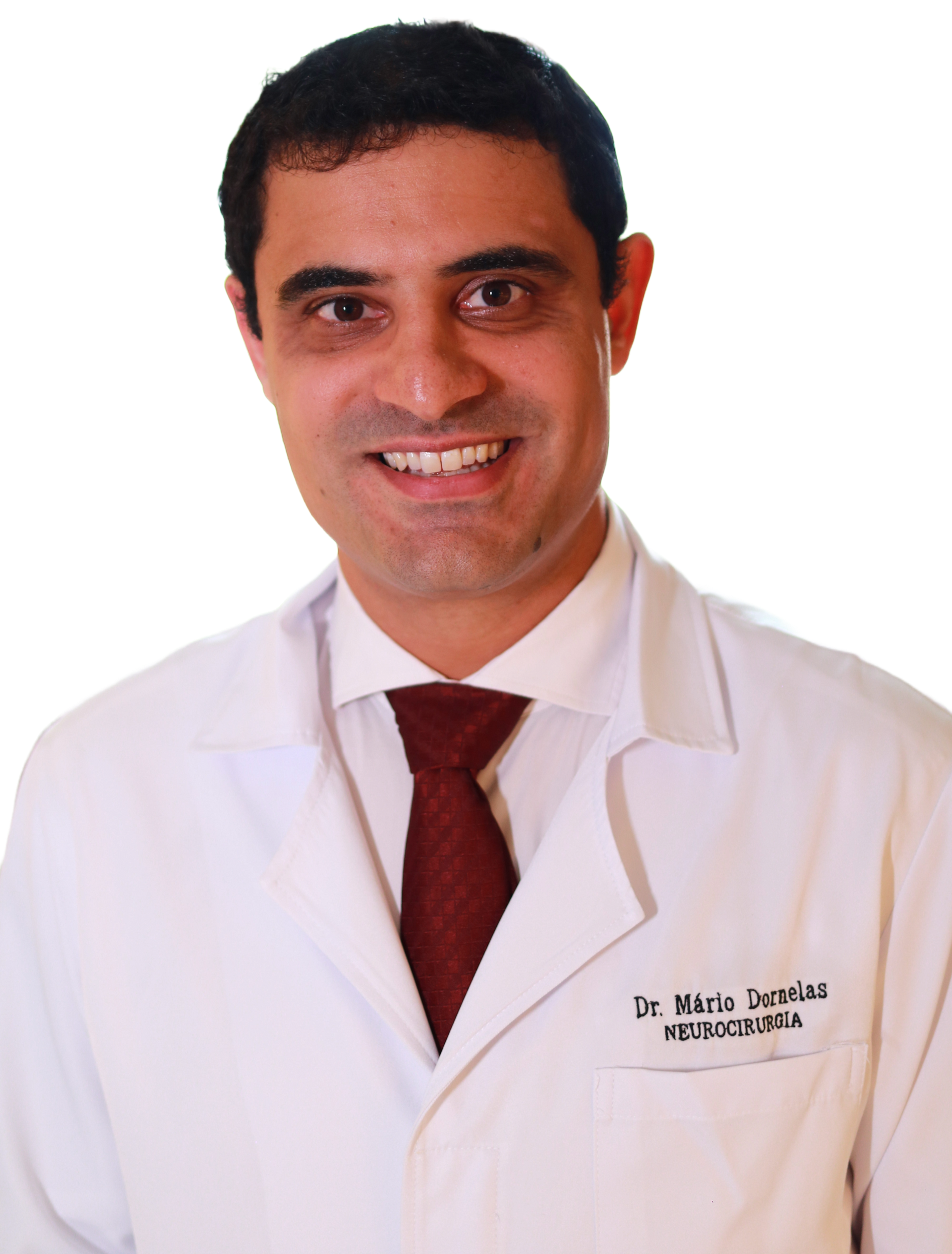 Médico sorridente de jaleco branco e gravata vermelha, contra um fundo branco liso.