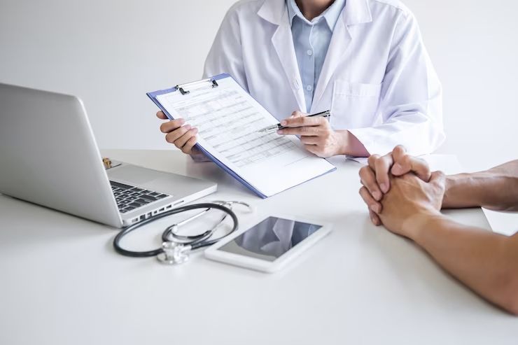 Quais são os sintomas de hidrocefalia de pressão normal?