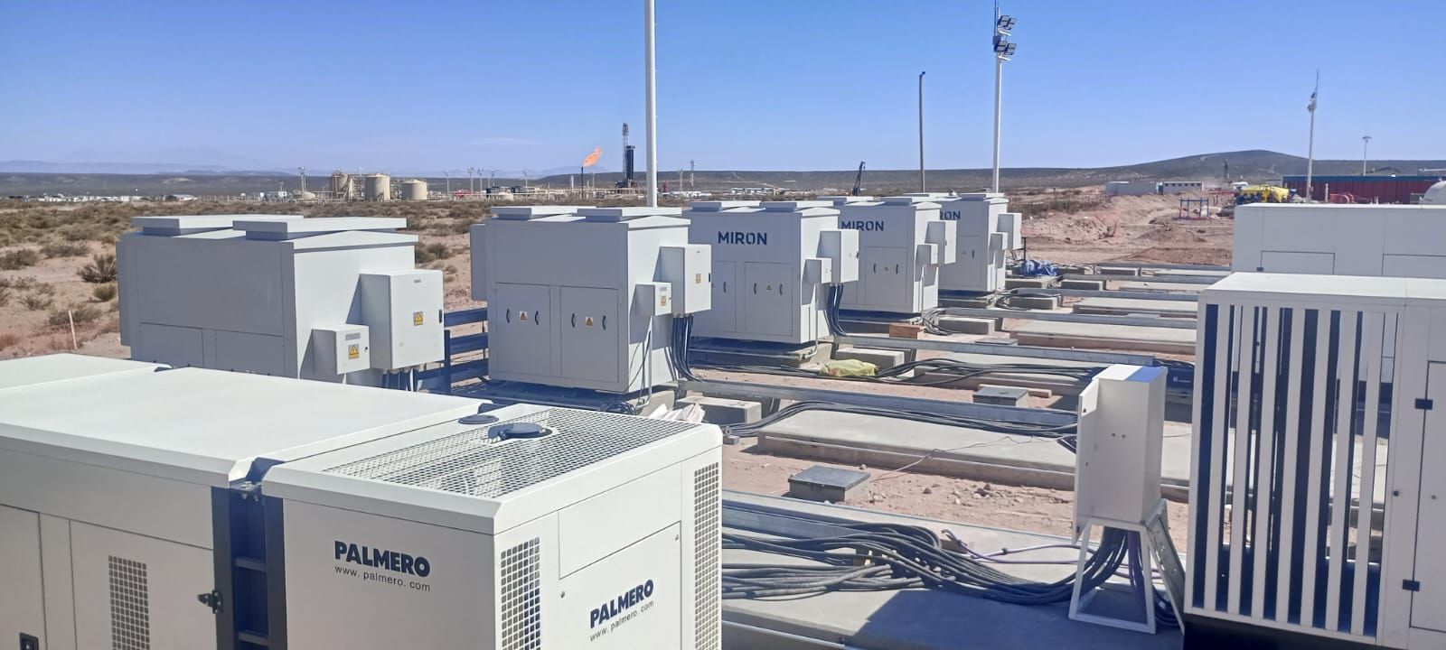Equipos industriales de energía solar en una instalación en el desierto, con unidades generadoras blancas
