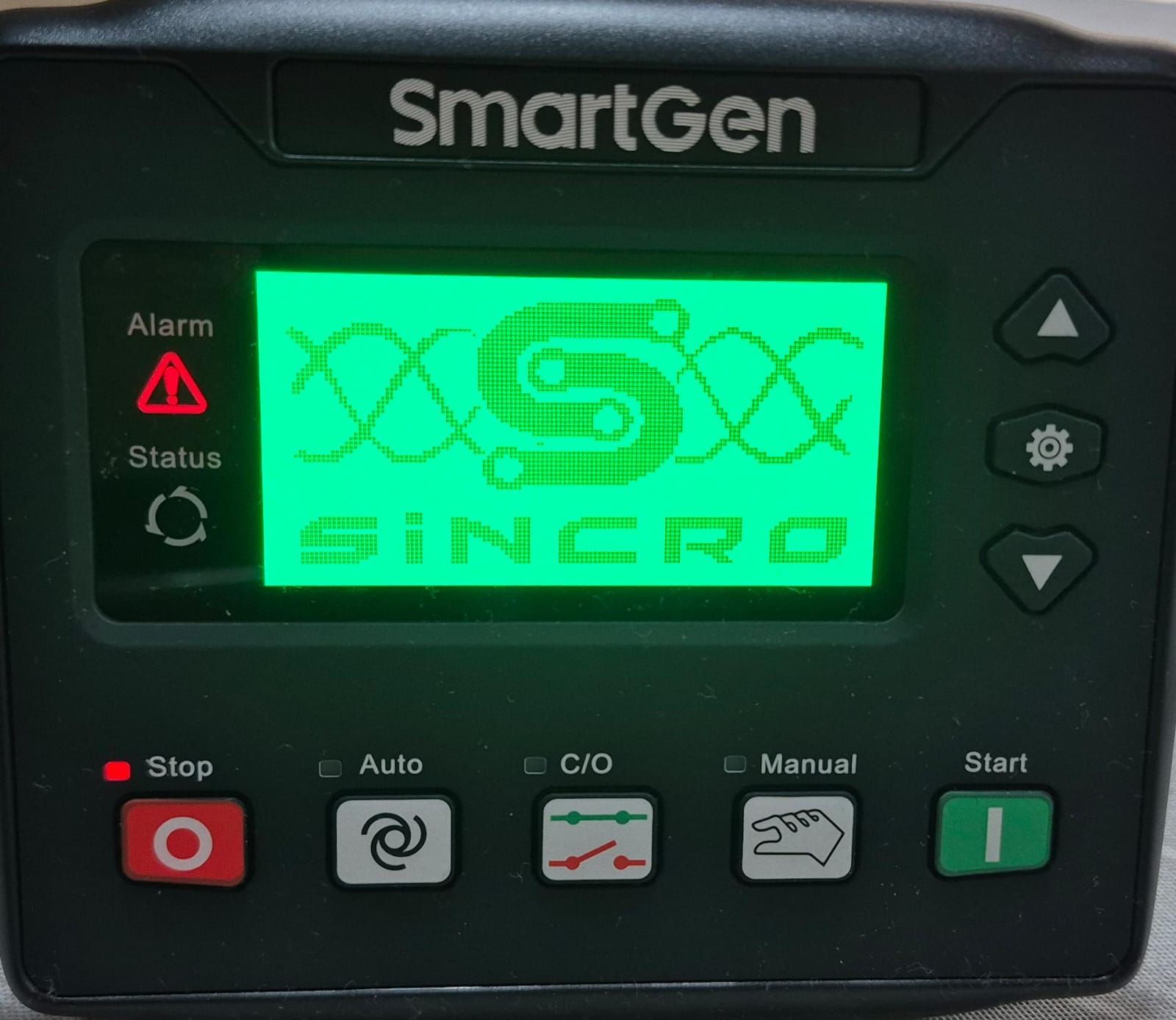 Técnico verificando conexiones eléctricas