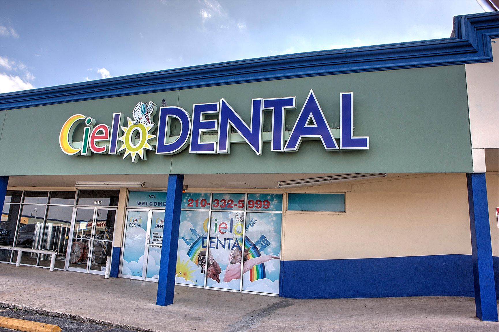 Cielo Dental, San Antonio. A building with a sign that says get dental